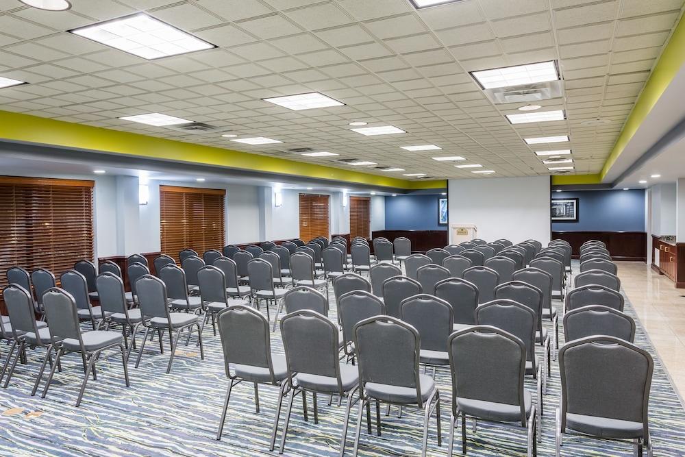 Wingate By Wyndham Chesapeake Hotel Екстериор снимка