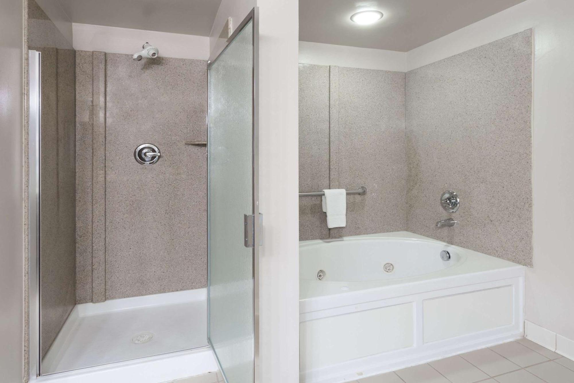 Wingate By Wyndham Chesapeake Hotel Екстериор снимка