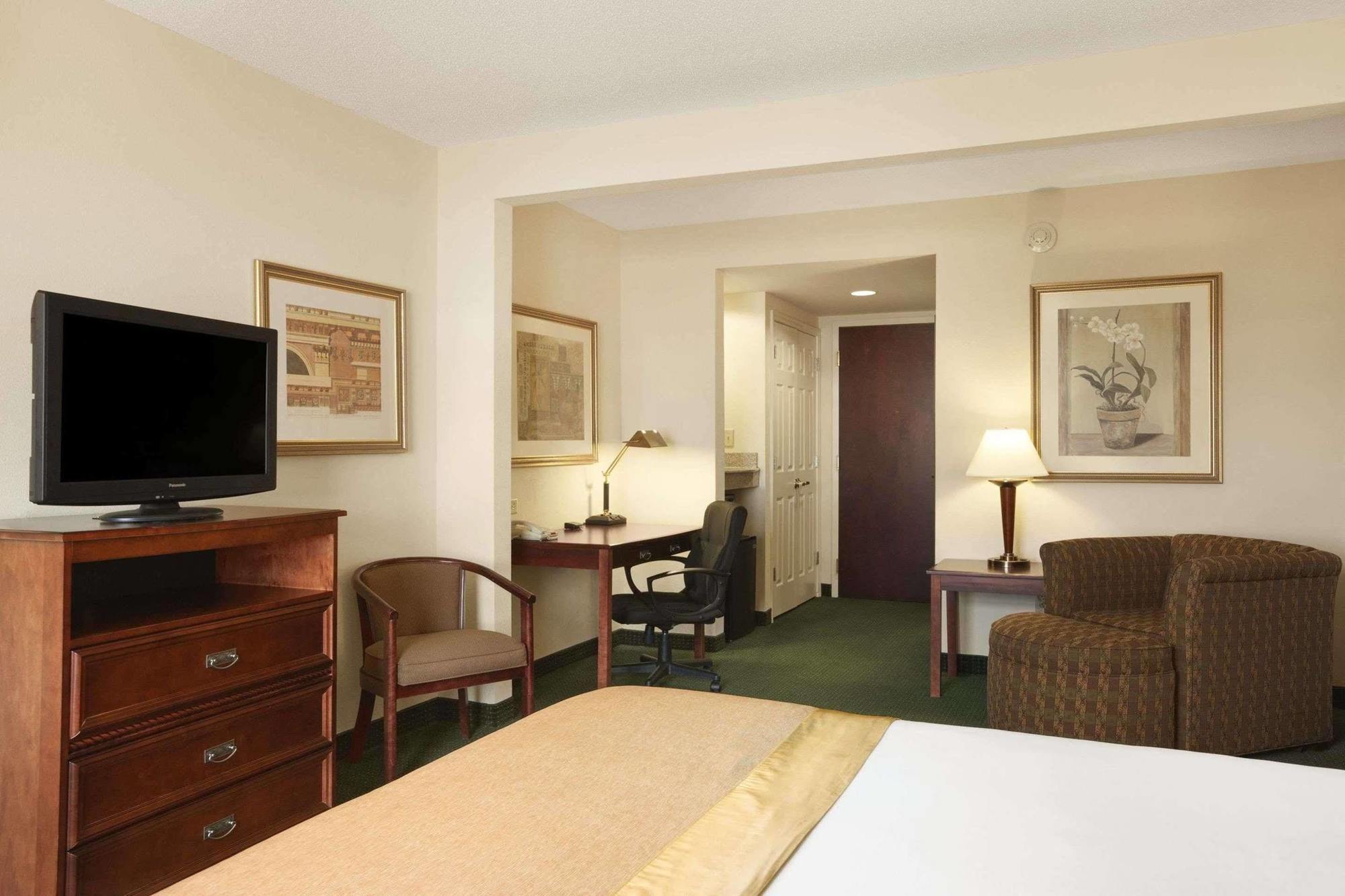Wingate By Wyndham Chesapeake Hotel Екстериор снимка