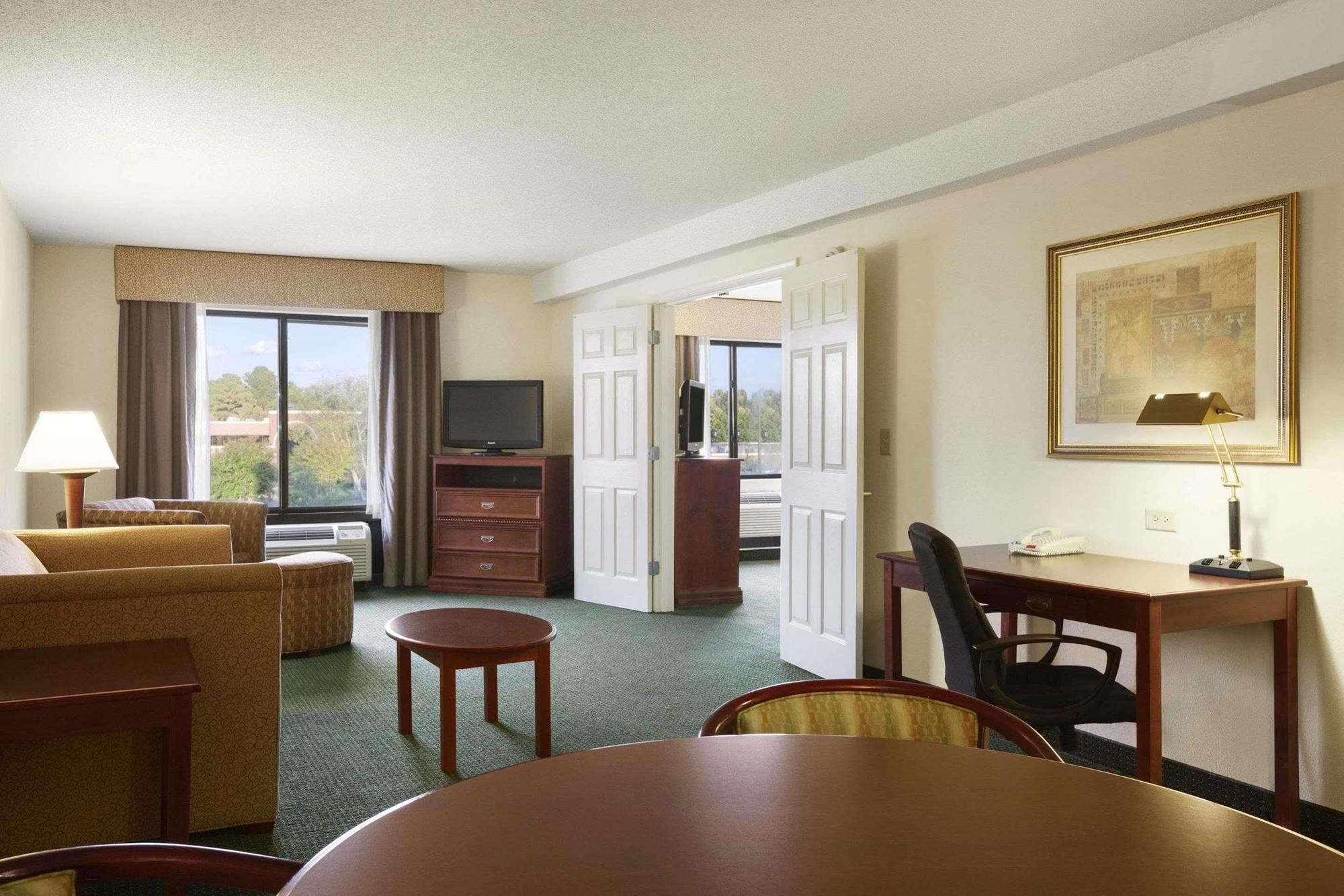 Wingate By Wyndham Chesapeake Hotel Екстериор снимка