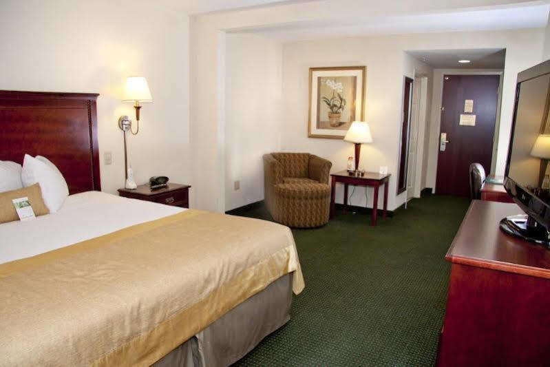 Wingate By Wyndham Chesapeake Hotel Екстериор снимка
